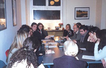 Στιγμιότυπο από συνάντηση των μελών του Eργαστηρίου στους χώρους του (Σόλωνος 57) 